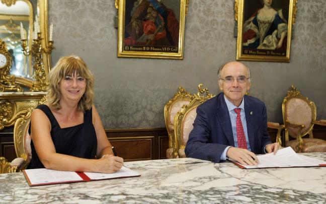 La consejera de Relaciones Ciudadanas, Ana Ollo, y el presidente de Euskaltzaindia, Andr&eacute;s Urrutia, firman la renovaci&oacute;n del convenio