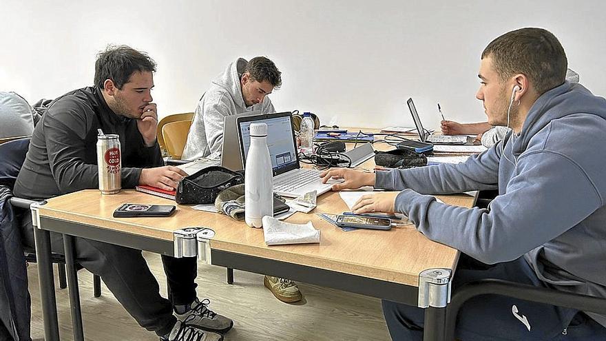 Jon Álvarez, Mario Telletxea y Mikel Jaio estudian en la Ikasgela de Iurreta.