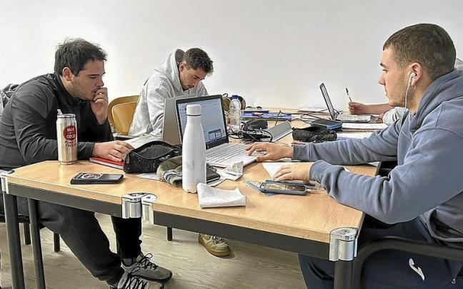 Jon Álvarez, Mario Telletxea y Mikel Jaio estudian en la Ikasgela de Iurreta. Jon Álvarez, Mario Telletxea y Mikel Jaio estudian en la Ikasgela de Iurreta.