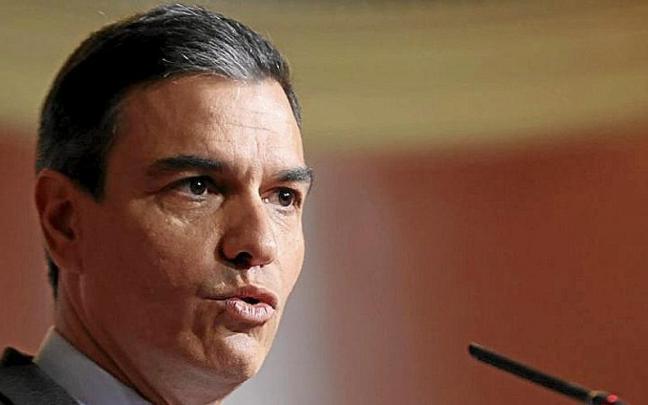 S&aacute;nchez intervino ayer en el homenaje a Almudena Grandes en el Ateneo de Madrid, y Alberto N&uacute;&ntilde;ez Feij&oacute;o en un desayuno informativo. | FOTOS: EFE