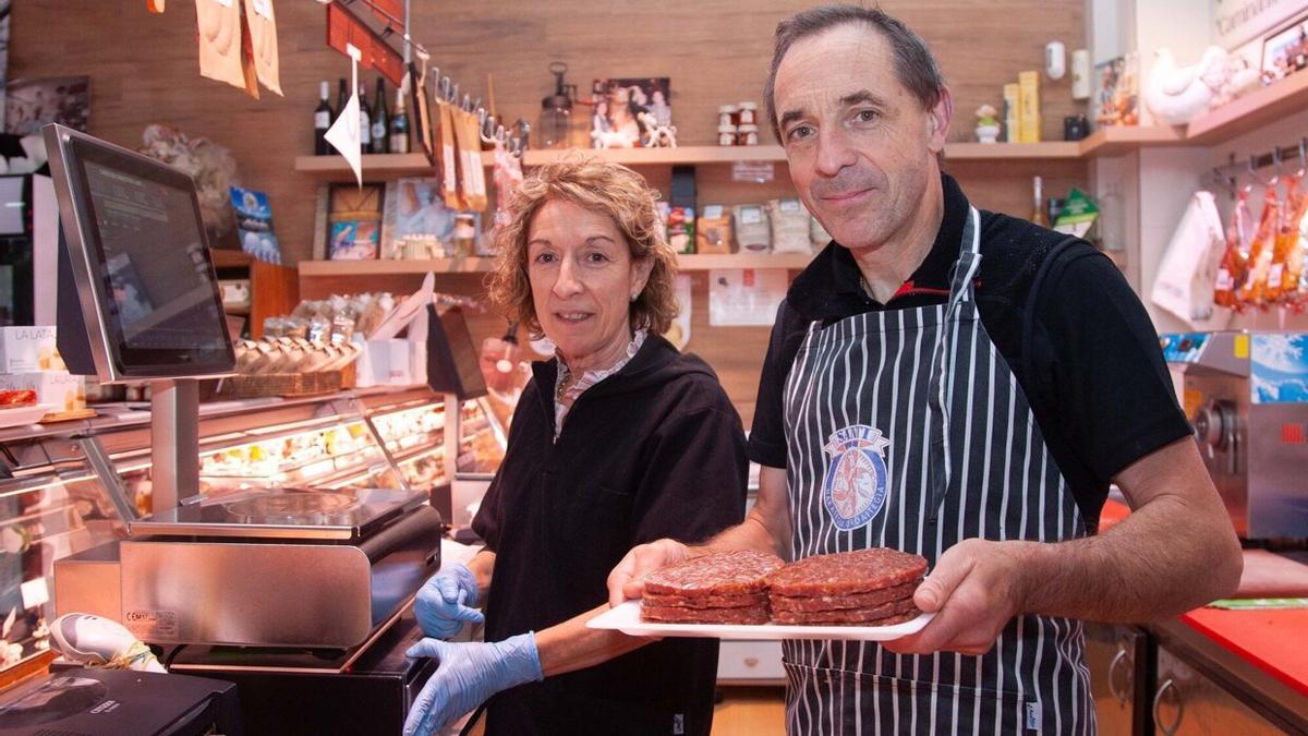 Mamen Chavarri y Agustín Fernández, de Carnicería Santi (calle Pablo de Xerica 5)