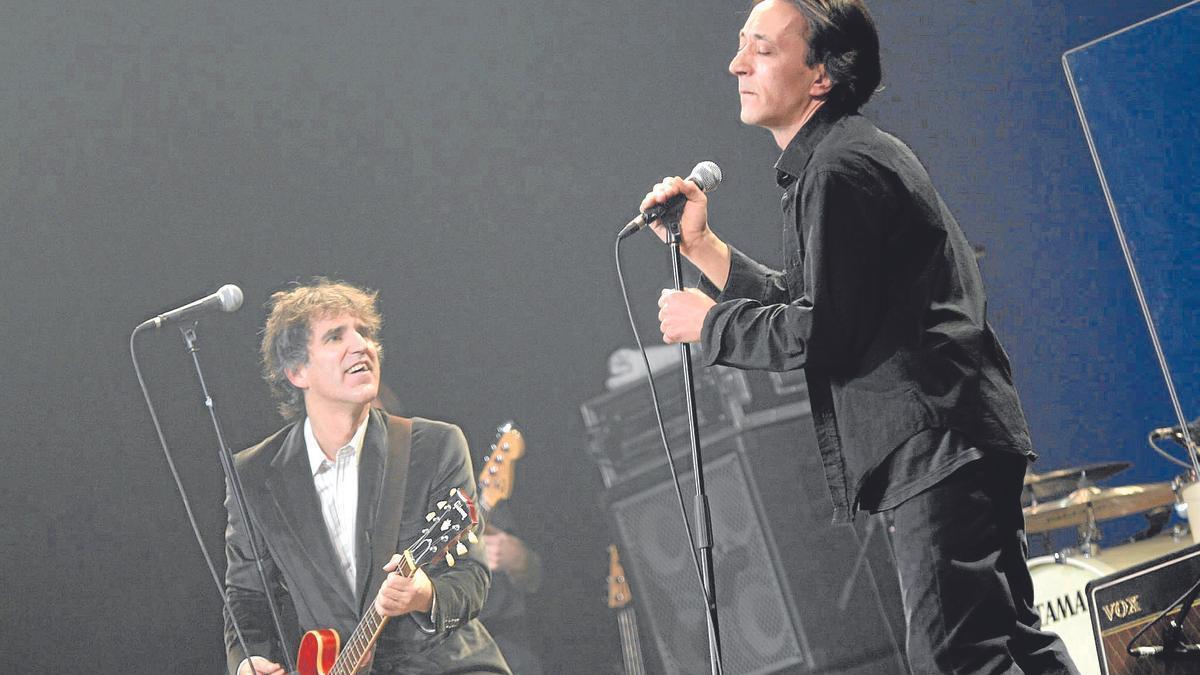 Mikel Erentxun, y Rafa Berrio, juntos en el escenario, en una foto de archivo. | FOTO: LA FÁBRICA DE LOS HUESOS