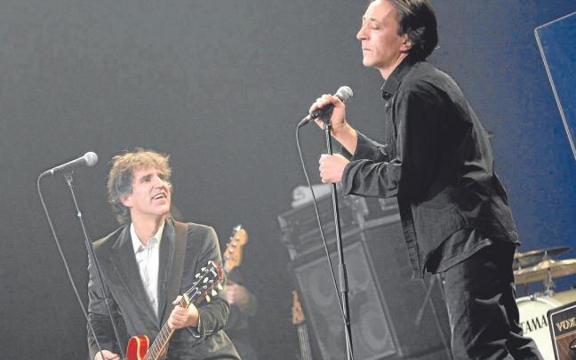 Mikel Erentxun, y Rafa Berrio, juntos en el escenario, en una foto de archivo. | FOTO: LA FÁBRICA DE LOS HUESOS