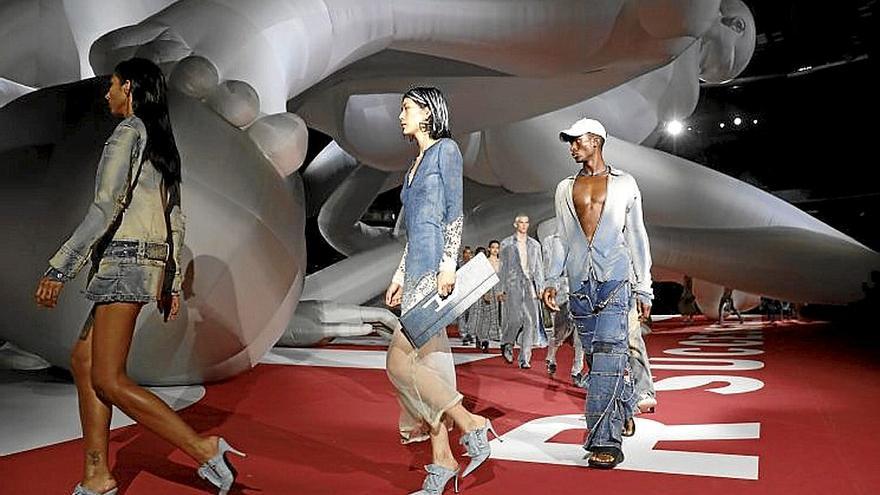 Desfile de la colección de Diesel, con especial protagonismo para el denim desgastado.