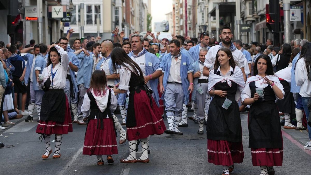 Paseíllo de vuelta de los blusas del día de Santiago.