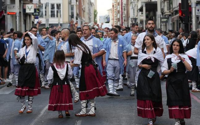 Paseíllo de vuelta de los blusas del día de Santiago.