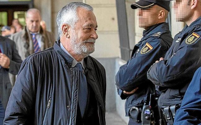 José Antonio Griñán, expresidente de la Junta de Andalucía, antes de entrar en los juzgados. | FOTO: EFE