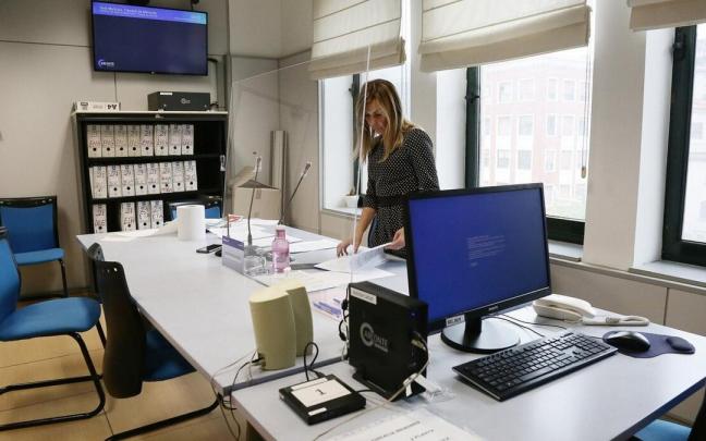 La Teniente Fiscal de Gipuzkoa, Mercedes Bautista, en la sala donde donde se toma declaración a menores infractores y sus víctimas.