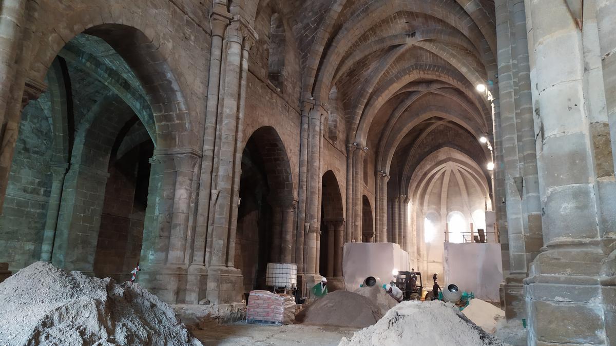 Interior de la iglesia en obras. 