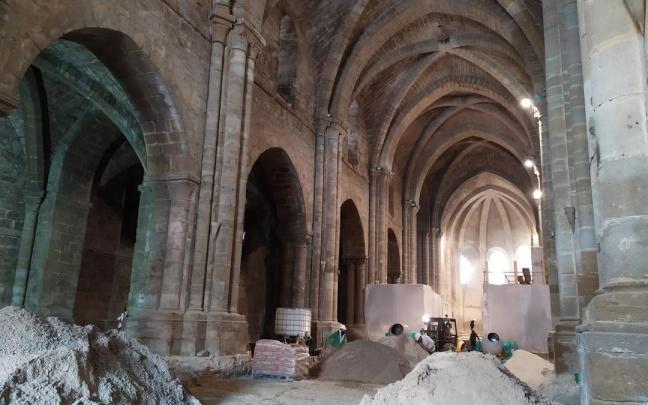 Interior de la iglesia en obras. Interior de la iglesia en obras.