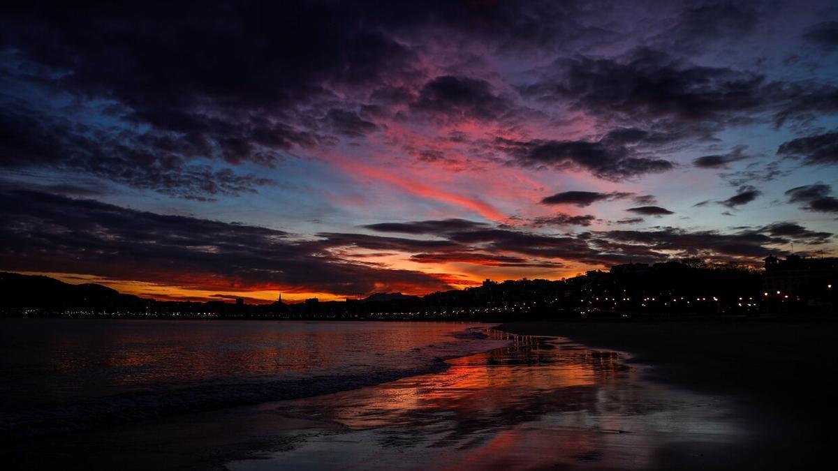 Amanecer en la bahía de La Concha