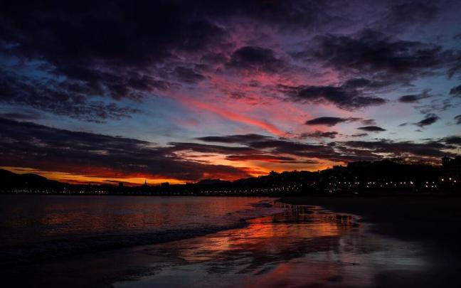 Amanecer en la bahía de La Concha