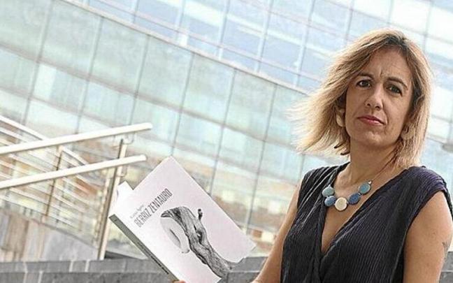 Irudian, Katixa Agirre idazleak &lsquo;Berriz Zentauro&rsquo; liburua eskuen artean duela.