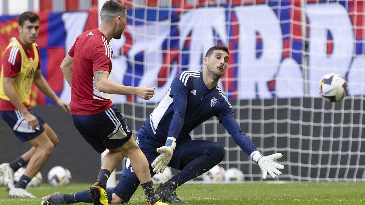 Moi Gómez trata de superar a Sergio Herrera durante el entrenamiento de Osasuna en El Sadar.