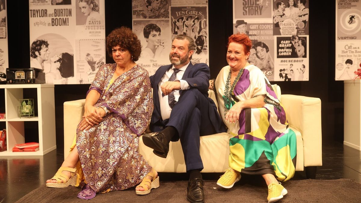 Gurutze Beitia, Chema Trujillo y Karmele Larrinaga durante la presentación de la obra.