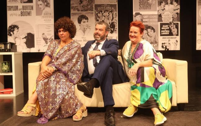 Gurutze Beitia, Chema Trujillo y Karmele Larrinaga durante la presentaci&oacute;n de la obra.