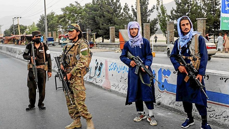 Talibanes armados se apostaron ayer en los accesos a la Universidad de Kabul. | FOTO: EFE