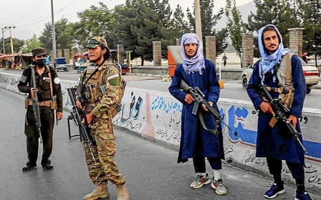 Talibanes armados se apostaron ayer en los accesos a la Universidad de Kabul. | FOTO: EFE