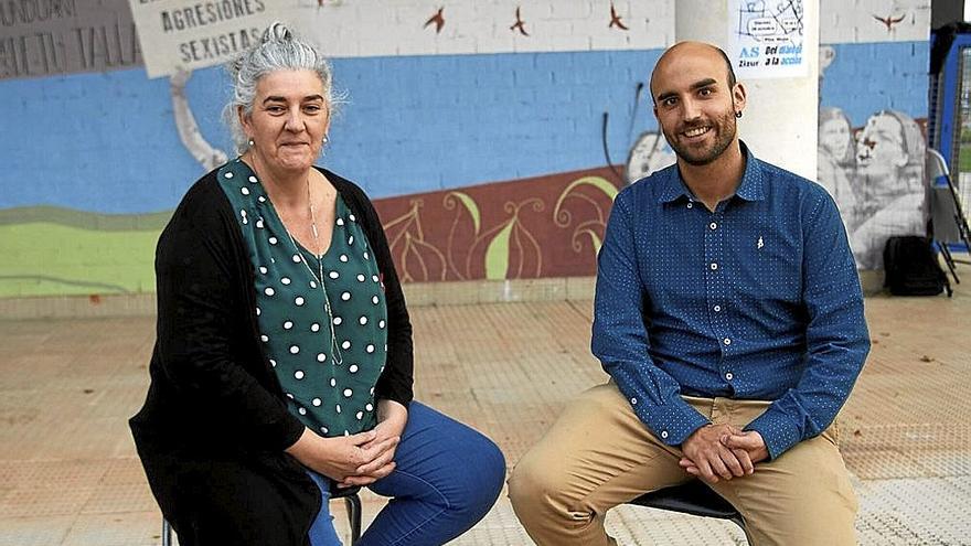 Manuela Rodríguez y Javier Álvarez, ayer en la plaza de la Mujer de Ardoi. | FOTO: IÑAKI PORTO