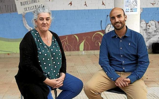 Manuela Rodríguez y Javier Álvarez, ayer en la plaza de la Mujer de Ardoi. | FOTO: IÑAKI PORTO