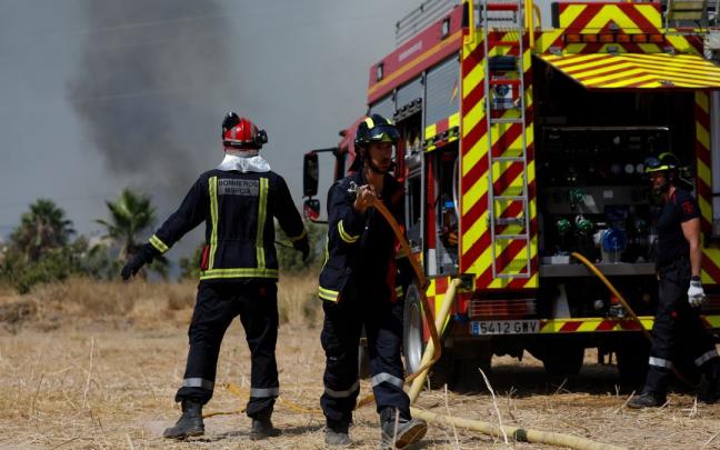 Bomberos realizando labores de extinci&oacute;n.