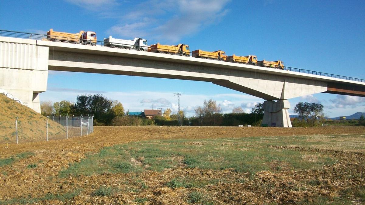 Prueba de carga en uno de los puentes del TAV para salvar la autopista y el Zadorra en Álava