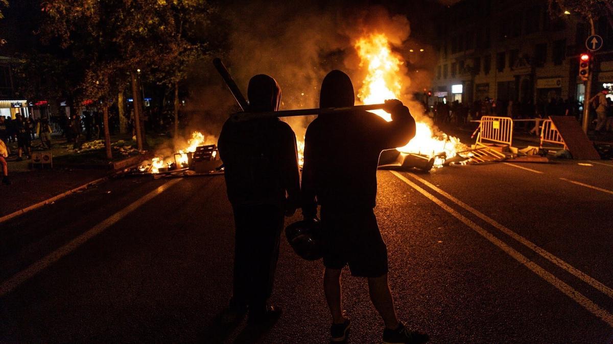Los CDR cortan la Diagonal de Barcelona a la altura de Marina con contenedores incendiados.