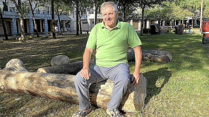 Patxi Elola (PSE-EE), concejal responsable de Jardinería, en el jardín Bizi Lore. | FOTO: ZARAUZKO UDALA