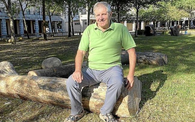 Patxi Elola (PSE-EE), concejal responsable de Jardinería, en el jardín Bizi Lore. | FOTO: ZARAUZKO UDALA Patxi Elola (PSE-EE), concejal responsable de Jardinería, en el jardín Bizi Lore. | FOTO: ZARAUZKO UDALA