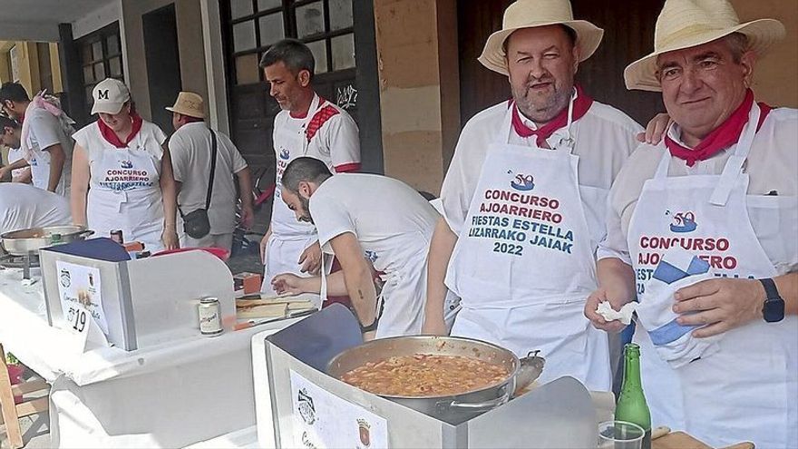 Buen ambiente en los soportales de la plaza de Santiago, donde se elaboraron los ajoarrrieros. | FOTO: J.A.