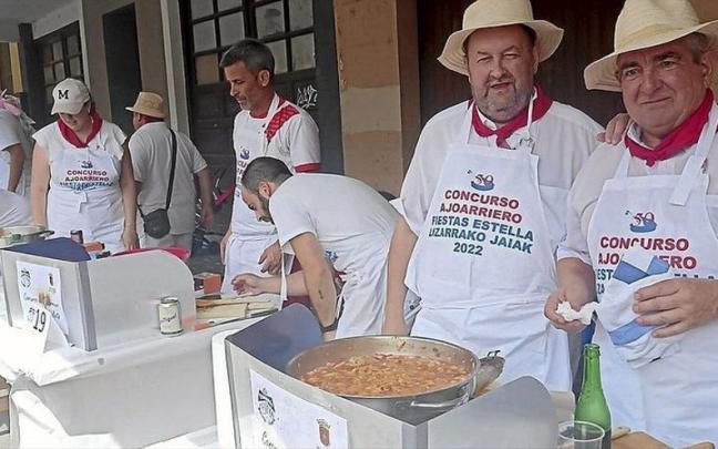 Buen ambiente en los soportales de la plaza de Santiago, donde se elaboraron los ajoarrrieros. | FOTO: J.A.