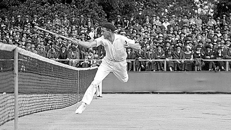 El tenista de Biarritz Jean Borotra, con su txapela durante un partido del Gran Slam.