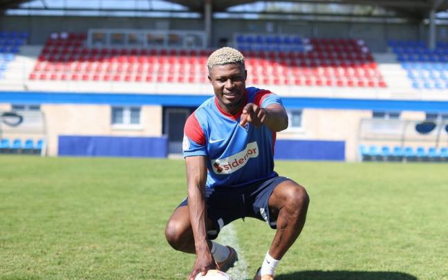 Kwasi Sibo, jugador del ‘Amore’, posa ayer en Urritxe. Kwasi Sibo, jugador del ‘Amore’, posa ayer en Urritxe.