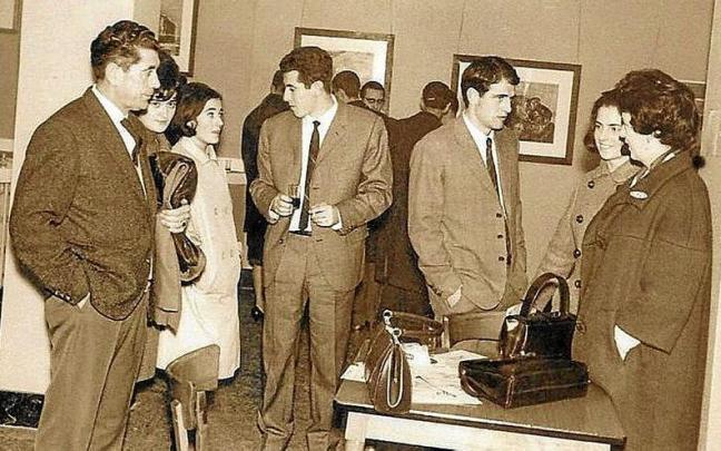 Hainbat herritar Arrate kultur elkarteak 1964an antolatutako erakusketa batean. | ARGAZKIA: ARRATE KULTUR ELKARTEA