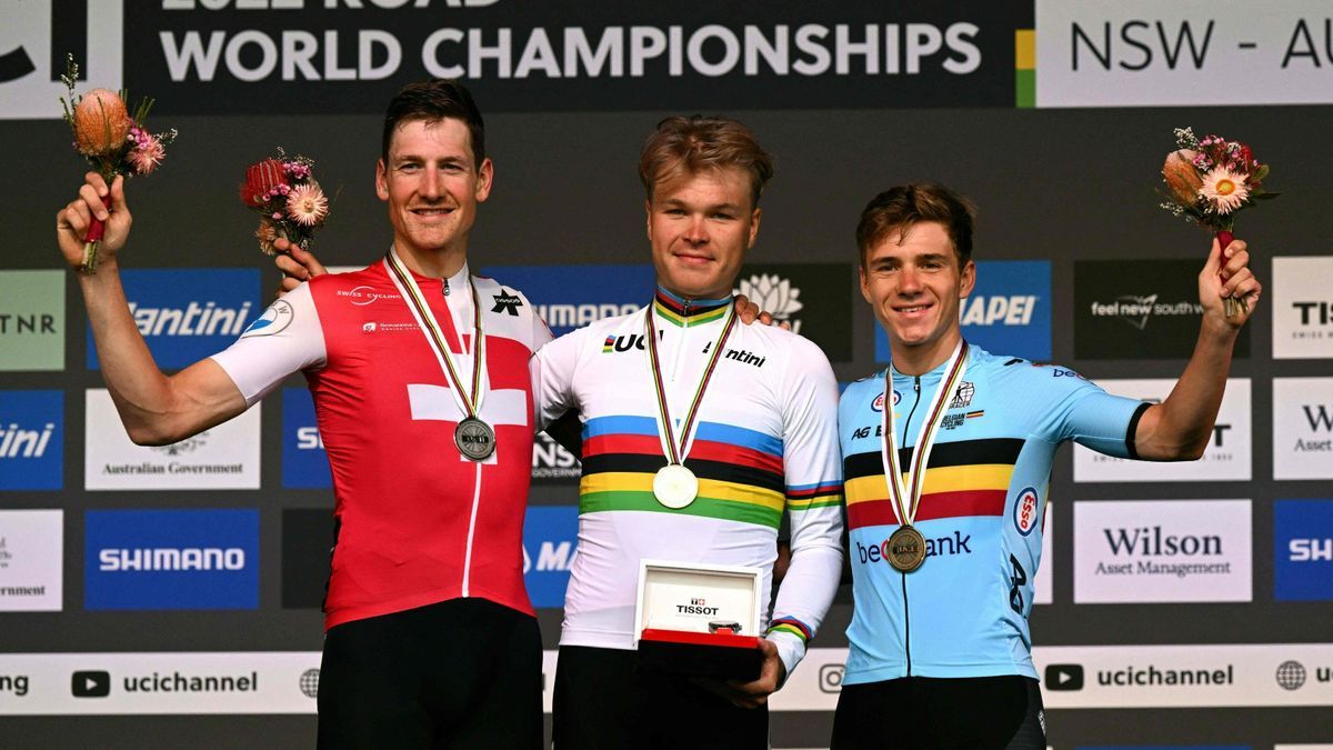 Tobias Foss (c), junto a Stefan Küng (i) y Remco Evenepoel (d)