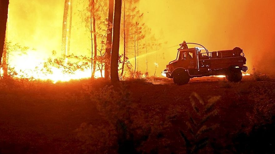 Bomberos intentando sofocar el gran incendio declarado en las Landas. | FOTO: EUROPA PRESS