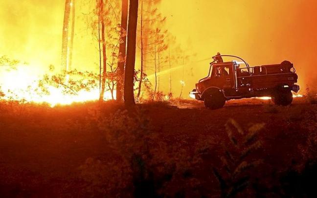Bomberos intentando sofocar el gran incendio declarado en las Landas. | FOTO: EUROPA PRESS Bomberos intentando sofocar el gran incendio declarado en las Landas. | FOTO: EUROPA PRESS