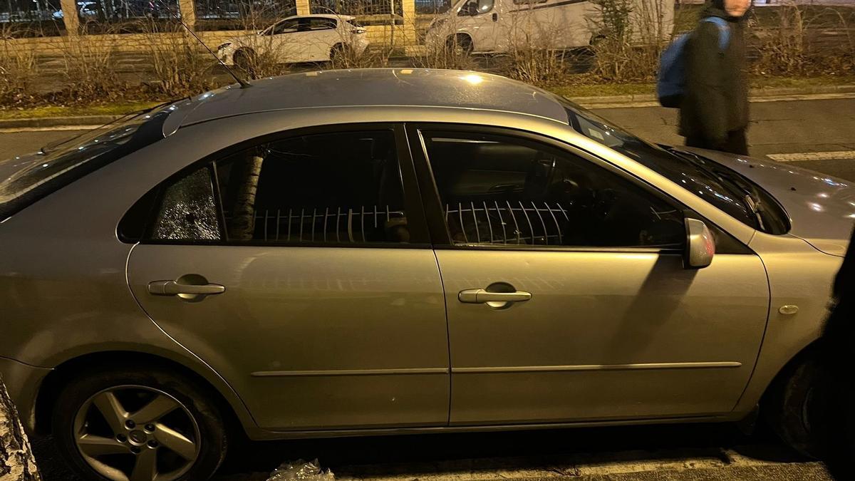 Otro coche con la luna rota