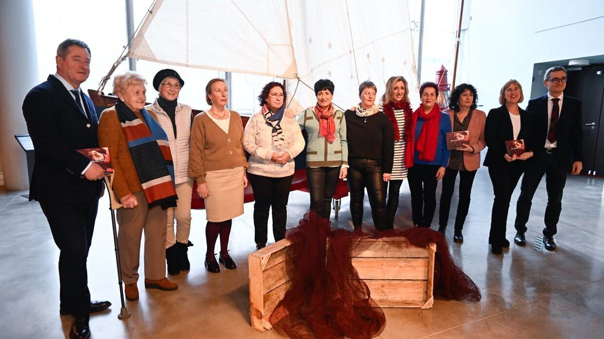 Algunas de las mujeres trabajadoras de la mar junto a Zupiria, Igone Etxebarria, Akaitze Kamiruaga y Jon Ruígomez.