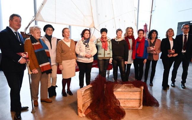 Algunas de las mujeres trabajadoras de la mar junto a Zupiria, Igone Etxebarria, Akaitze Kamiruaga y Jon Ruígomez. Algunas de las mujeres trabajadoras de la mar junto a Zupiria, Igone Etxebarria, Akaitze Kamiruaga y Jon Ruígomez.