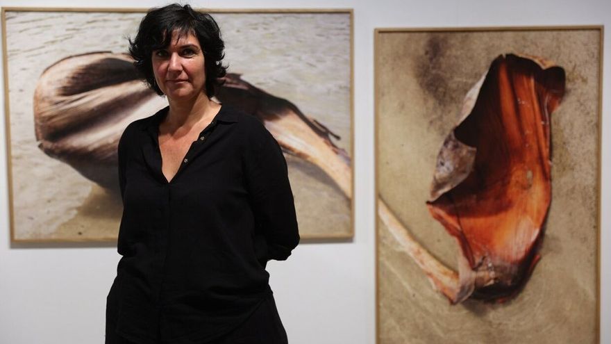 La artista de las Azores Sandra Rocha, ante varias de sus evocadoras fotografías que lucen en Mixtos.