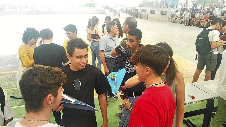 Los mejores proyectos de la jornada fueron probados en el patio del colegio.