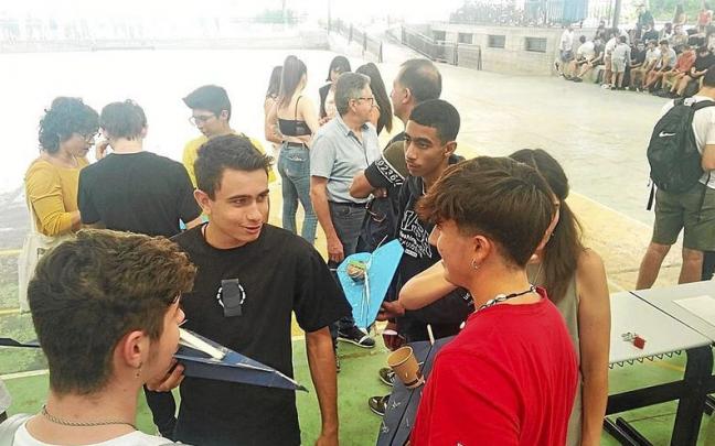 Los mejores proyectos de la jornada fueron probados en el patio del colegio.