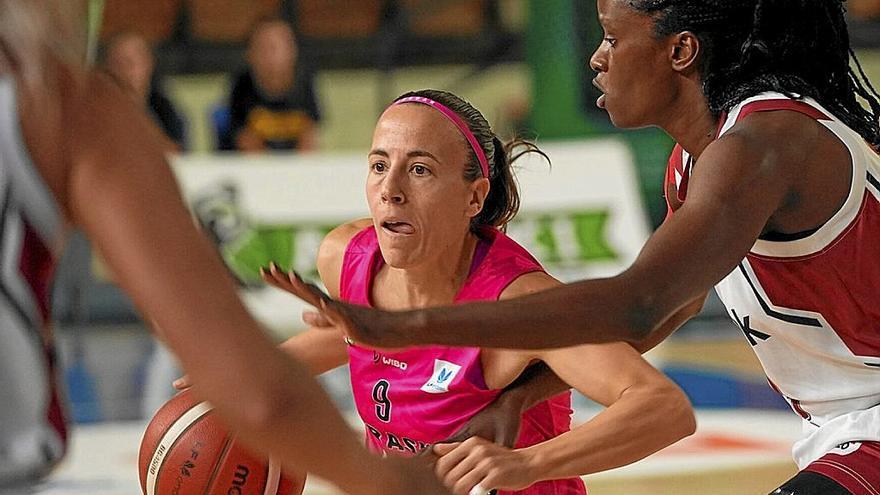 María Asurmendi controla el balón en un partid de esta temporada. | FOTO: JORGE MUÑOZ