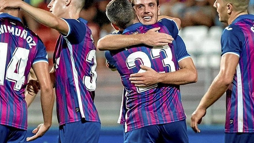 Bautista celebra su gol con sus compañeros. | FOTO: SD EIBAR