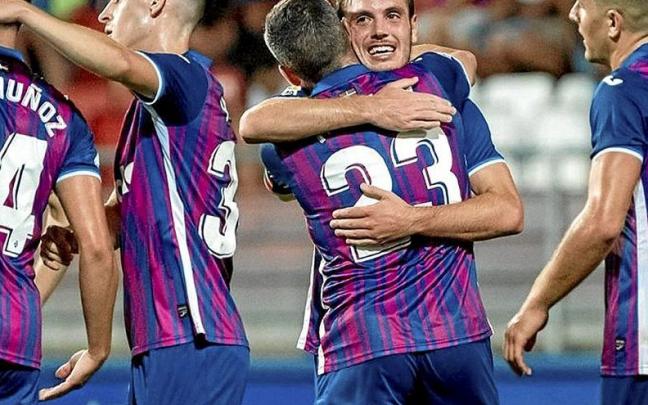 Bautista celebra su gol con sus compañeros. | FOTO: SD EIBAR Bautista celebra su gol con sus compañeros. | FOTO: SD EIBAR