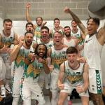 Los jugadores del conjunto vizcaino celebran su victoria ante el Baxi Manresa.