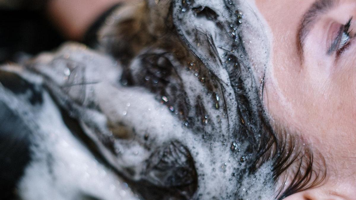 En esta época del año es muy recomendable utilizar un champú extra hidratante.