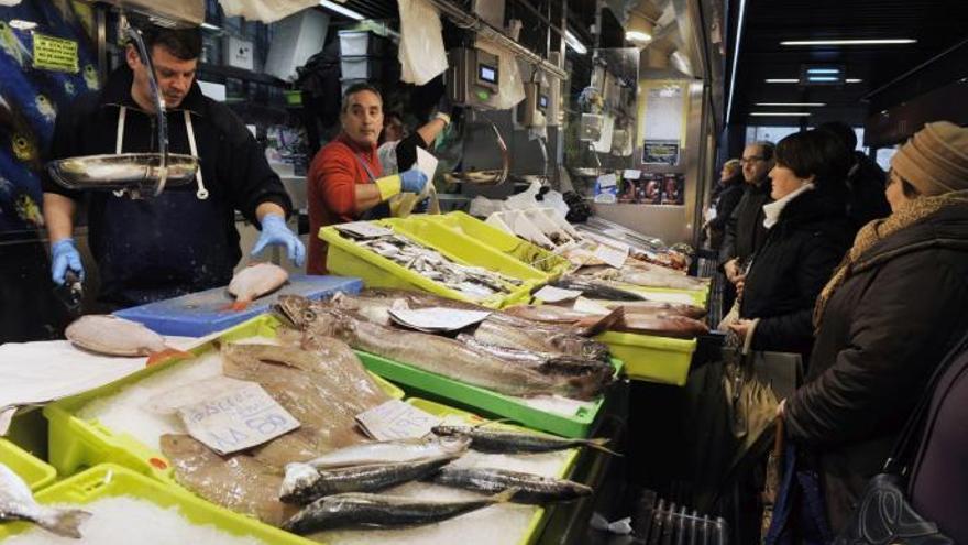 Una pescadería en un mercado.