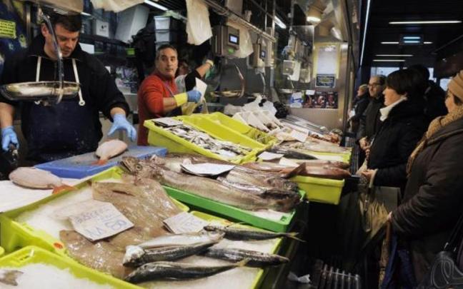 Una pescader&iacute;a en un mercado.